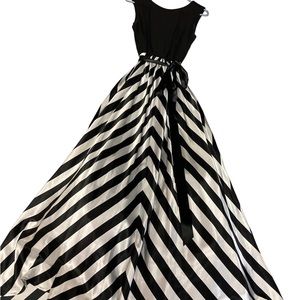 Betsey Adam Womens Black White Striped Sleeveless Gown Size 4